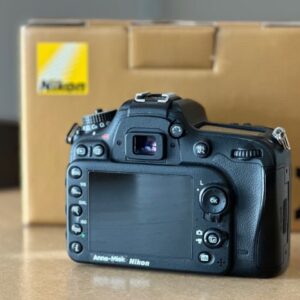 Alternative view of Nikon D7100 Body