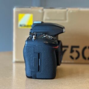 Nikon D750 body occasion zijkant SD kaartslot
