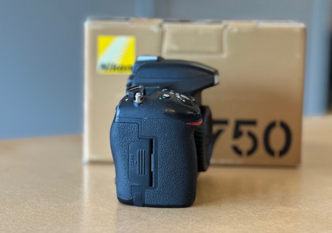 Nikon D750 body occasion zijkant SD kaartslot