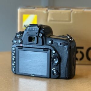 Nikon D750 spiegelreflexcamera achterkant met kantelbaar scherm