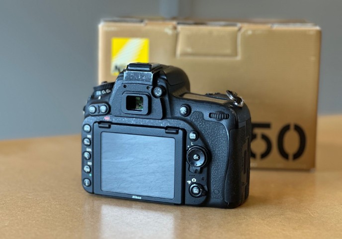 Nikon D750 spiegelreflexcamera achterkant met kantelbaar scherm