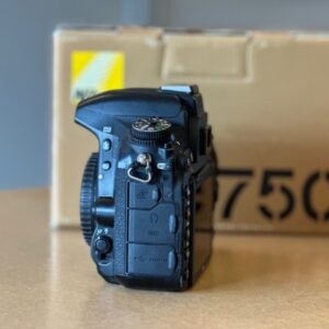 Nikon D750 body occasion zijkant aansluitingen