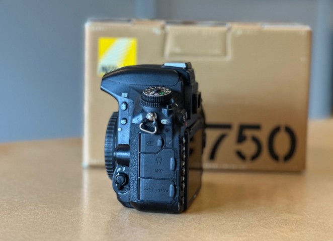 Nikon D750 body occasion zijkant aansluitingen