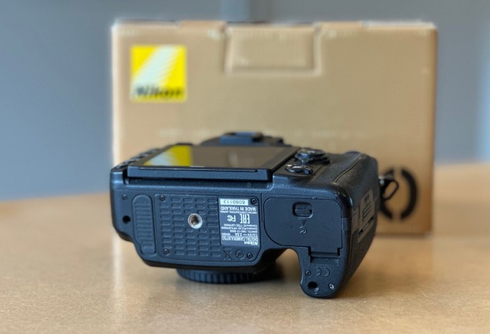 Gebruikte Nikon D750 onderkant met batterijvak