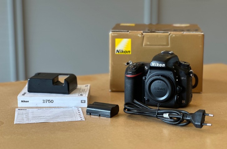 Nikon D750 body met meegeleverde accu en lader
